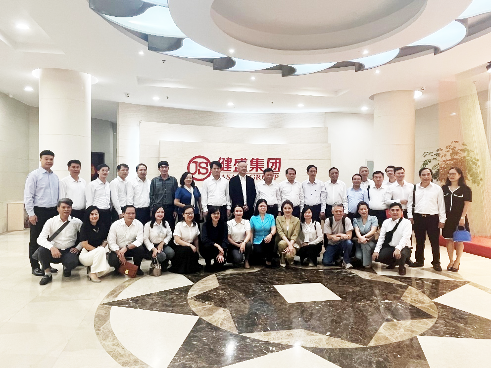 越南清化省省委常委、省人民委员会常务副主席阮文诗带队莅临AG尊时凯龙人生就博集团总部调研